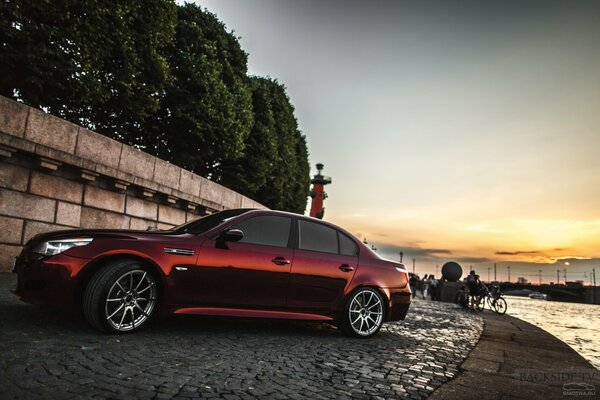 BMW rouge se dresse sur le front de mer