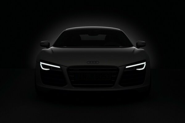 Der Audi liegt im Dunkeln. Das Auto ist ein ungewöhnliches Foto. Schönes Foto der Maschine