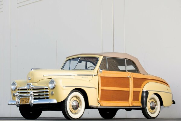 Un coche retro de 1948 sobre un fondo claro