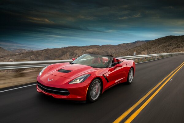 Chevrolet Corvette rossa sullo sfondo di montagne sul desktop