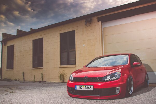 Ein rotes Auto. Ein helles Auto. Schönes Auto. volkswagen schönes foto