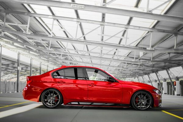 BMW rouge, vue latérale