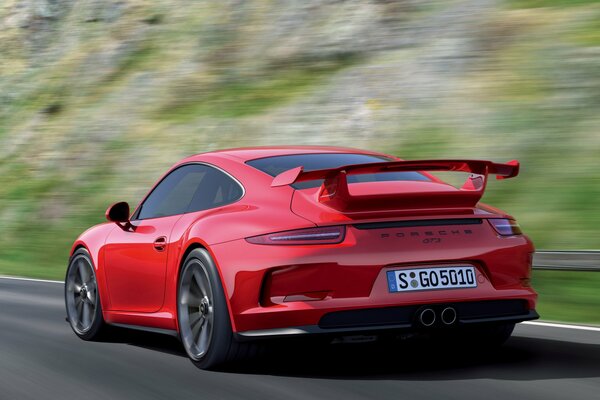 Задок красного porsche, 911 gt3 со спойлером на скорости