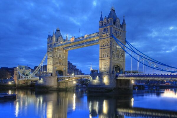 Tower Bridge sur fond de ciel nocturne