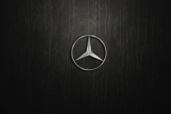 Insignia de la compañía Mercedes. Se ve muy bien en el Escritorio y da un incentivo para luchar por la perfección