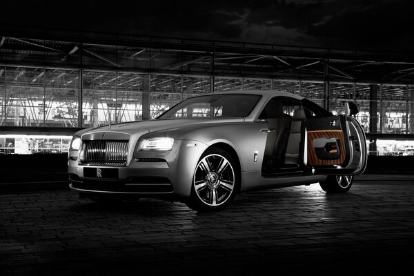 Rolls-royce фантом на парковке склада