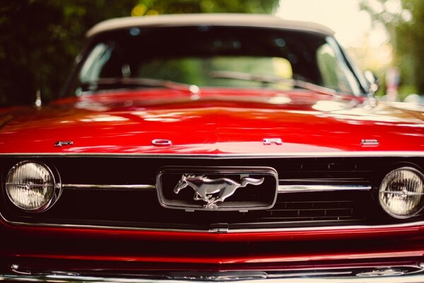 Auto rossa Ford Mustang