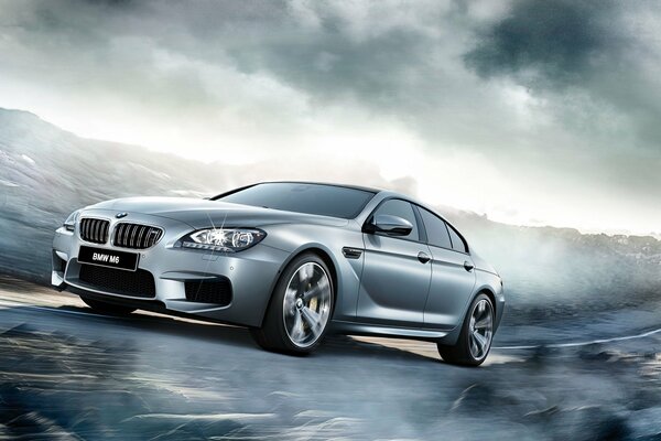 Une BMW rapide dans la brume