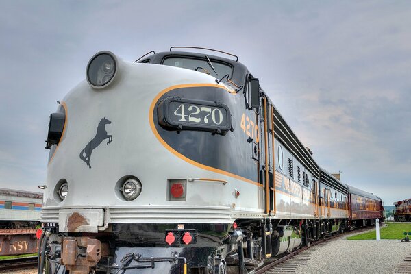 Locomotora de cerca contra el cielo gris