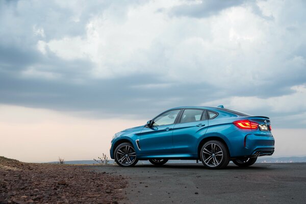 BMW azul en el mar azul