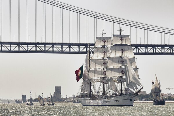 The sailboat and the Tagus River look beautiful