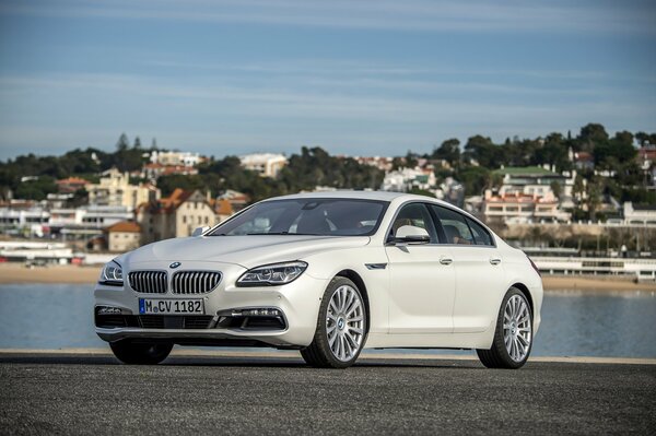 Weißer BMW auf Stadt Hintergrund