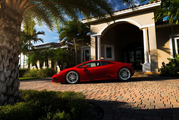 Lamborghini Huracan rosso sullo sfondo della villa