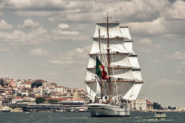 Segelboot nrp Sagres iii auf einem Fluss in Portugal