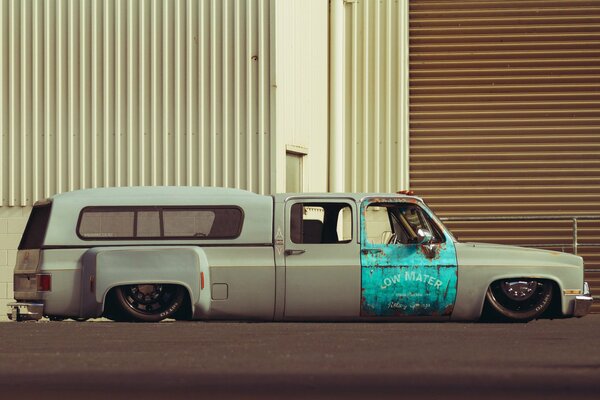 Chevrolet pick-up low-on pick-up