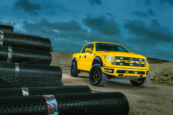 Gelber Ford f-150. raptortrax., mc zoll