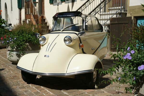 Klassischer Messerschmitt-Schrankroller am Haus