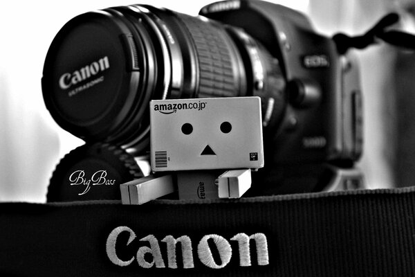 Die Kamera der Firma Canon und der kleine Mann ihrer Schachteln