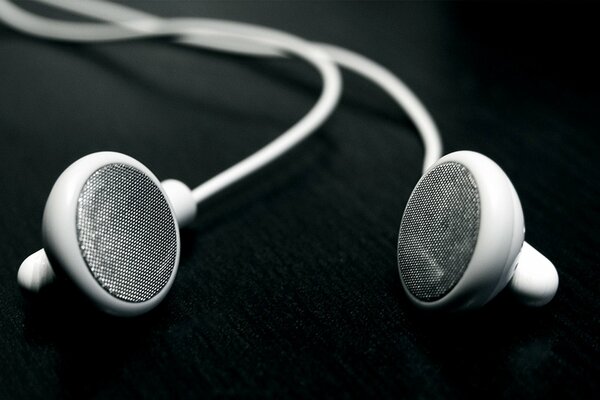 Auriculares con cable blanco sobre fondo negro