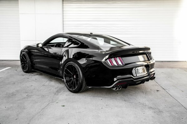 Ford Mustang negro deporte