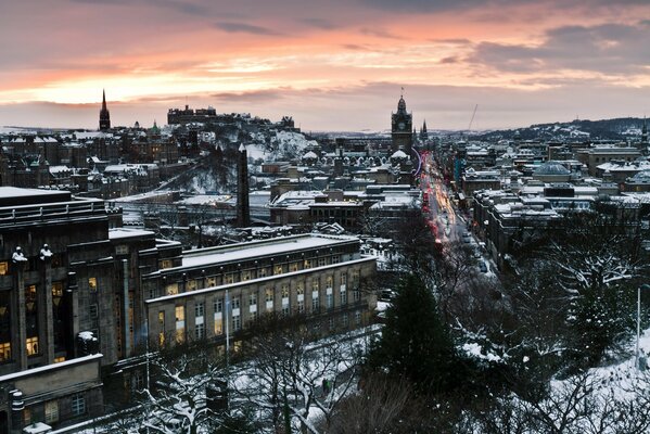 Blick auf das abendliche schottische Edinburgh mit Blick auf die Straßen der Stadt