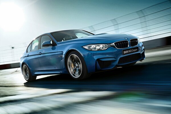 BMW in colore blu carrozzeria tipo berlina