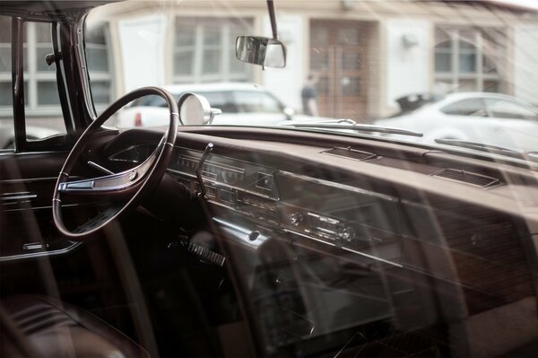 Vecchio Salone dell automobile con il volante ed i dispositivi