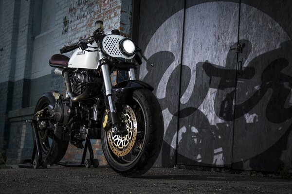 Motocicleta Honda cm450. Cafe Racer