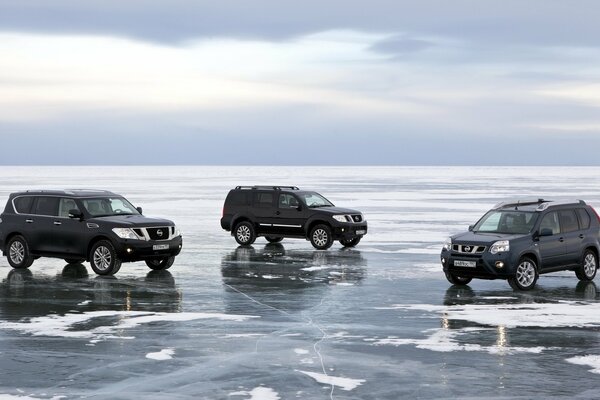 SUV nissan su un lago ghiacciato