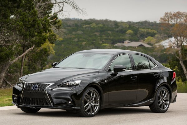 El coche negro Lexus se presenta en el fondo de pantalla