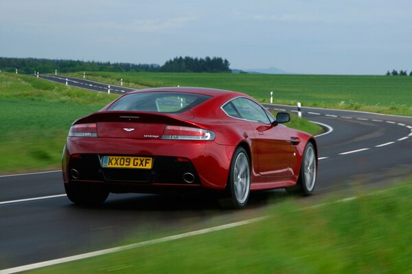 Aston Martin auto rossa in pista