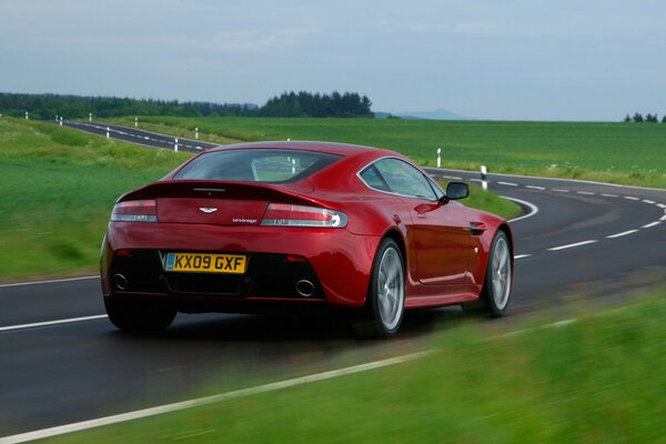 Aston Martin Auto czerwone na torze