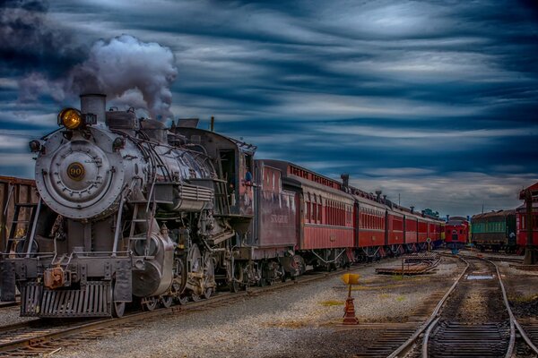 El tren llega a la estación y se detiene