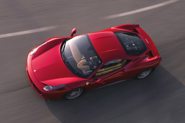Widok z góry czerwonego Ferrari na drodze