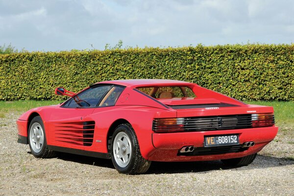 Ferrari rojo, testarossa vista trasera