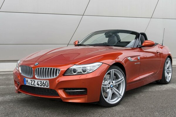 Родстер bmw, z4 на сером фоне