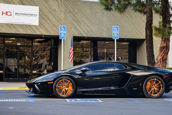 Lamborghini noir près du magasin