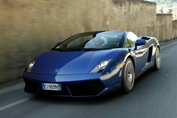 Reichtum und Schönheit eines Hochgeschwindigkeits-Lamborghini