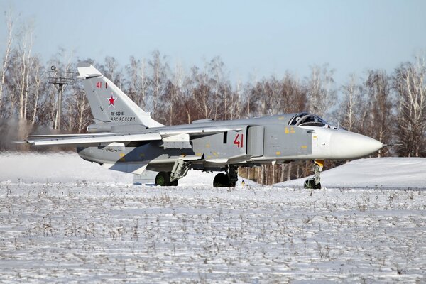 Foto des startenden Flugzeugs des Su-24-Bombers