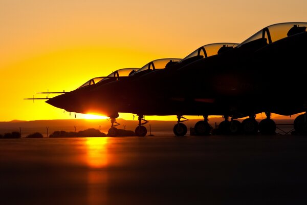 L aerodromo brillava dall alba del mattino del Sol Levante