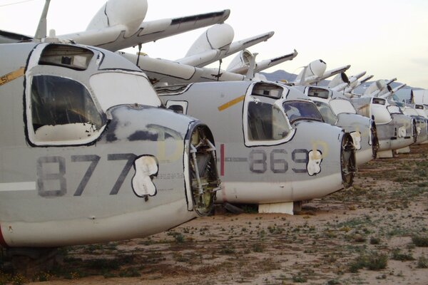 Kaputte Flugzeuge stehen zur Reparatur