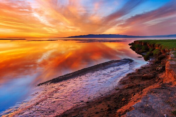 Hermosa puesta de sol en el océano