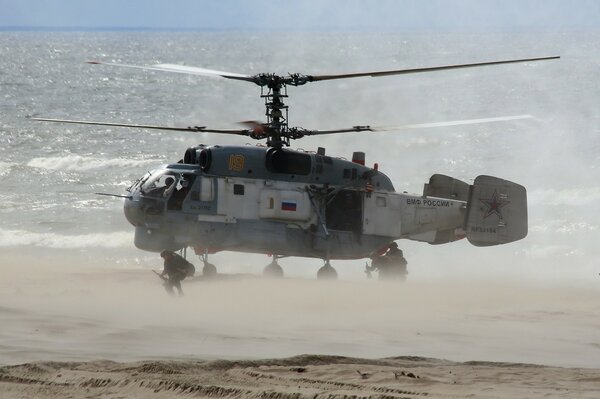 Despegue del helicóptero desde la playa del mar