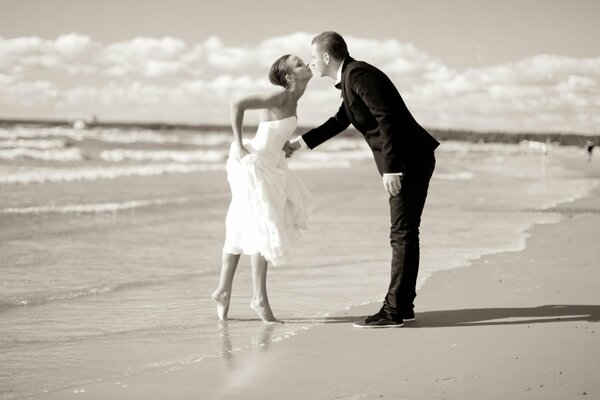 Una cita romántica de una pareja de enamorados. un beso en la playa. Una declaración de amor inusual, amor sellado en una burbuja. montaña