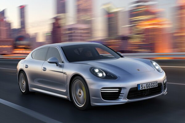 Porsche Panamera fährt mit Turbo-Geschwindigkeit durch die Stadt