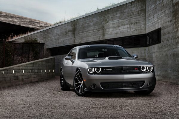 Silver Dodge Challenger sotto il ponte