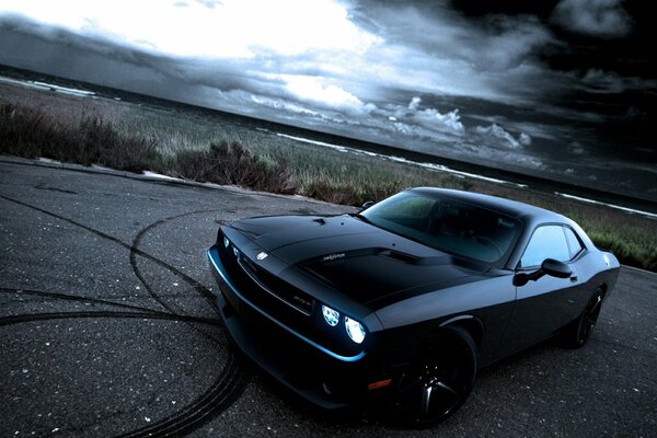 Elegante y potente coche de deriva dodge