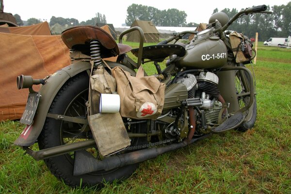 Militärmotorrad aus dem Zweiten Weltkrieg mit medizinischer Tasche