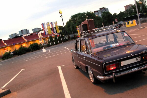 VAZ 2106 in the parking lot near the cafe