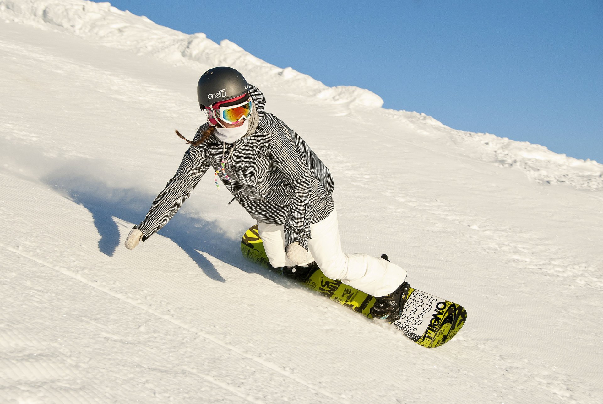 ратрак snowboard девушка сноубордист сноубординг зима снег спуск горы спорт сноуборд небо